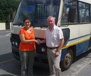 B’Bos skoolbus aan LS Gansbaai geskenk